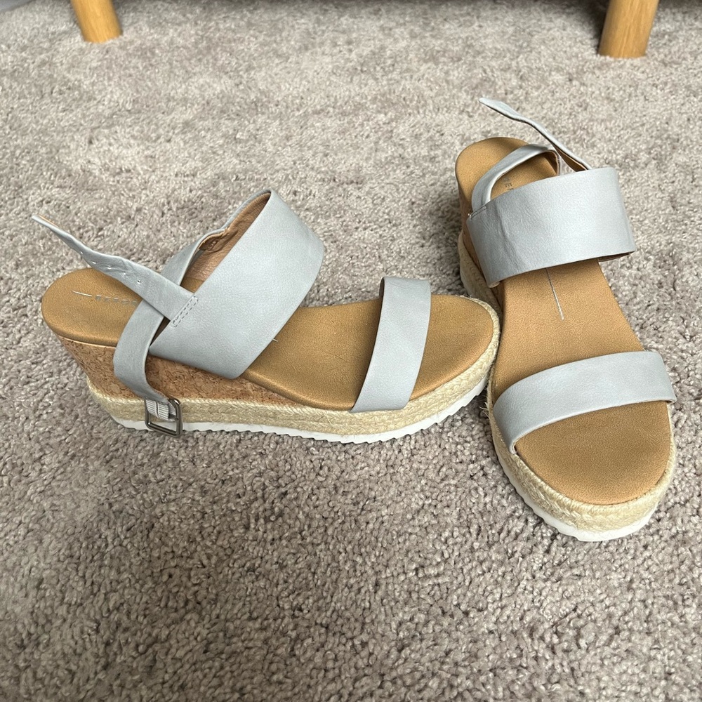 New Report wedge sandals, size 7.5, gray straps and brown platforms.